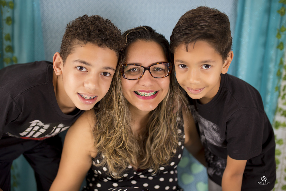 a familia posa para a fotografa de familia karina frias