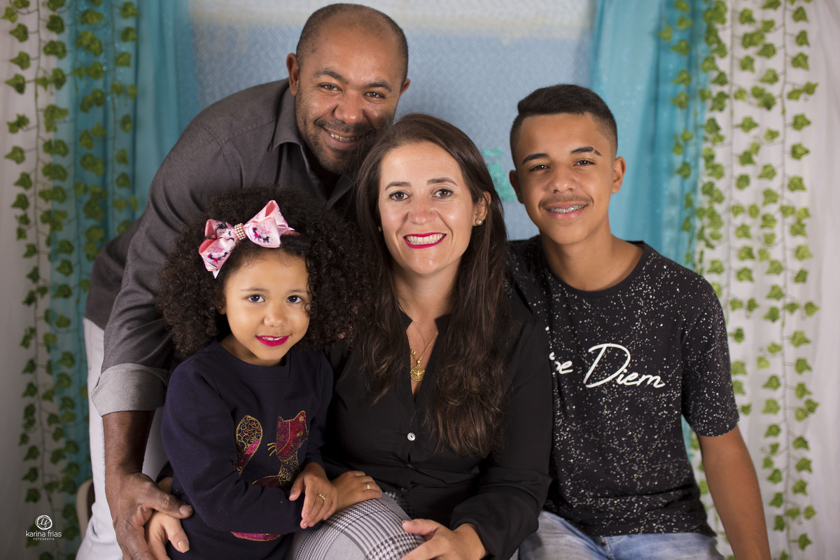 a familia toda participa do ensaio de dia das maes