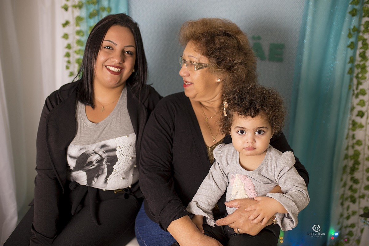 a vo olha para a filha na sessão de dia das maes