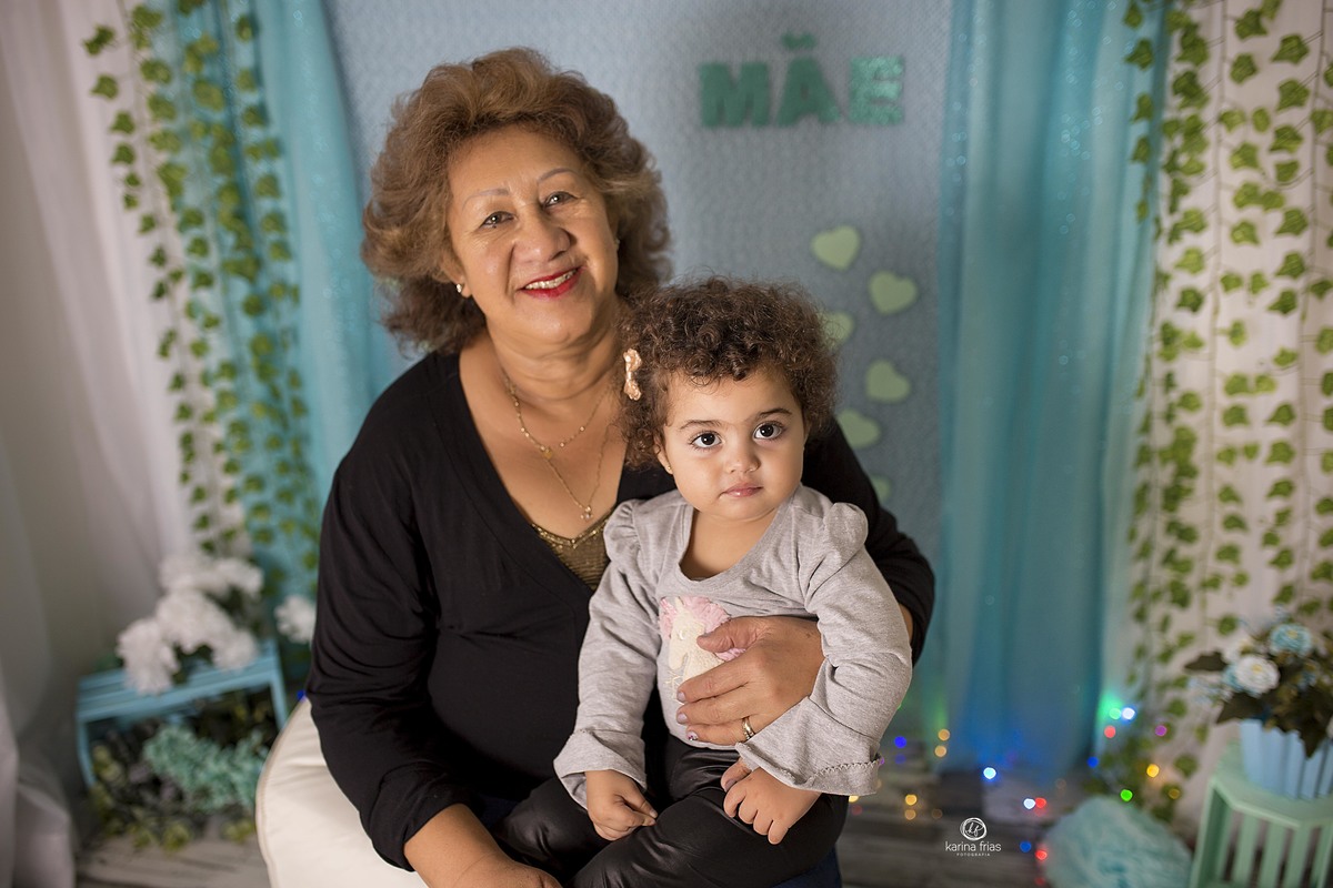 a avo segura a neta no cenario de maes