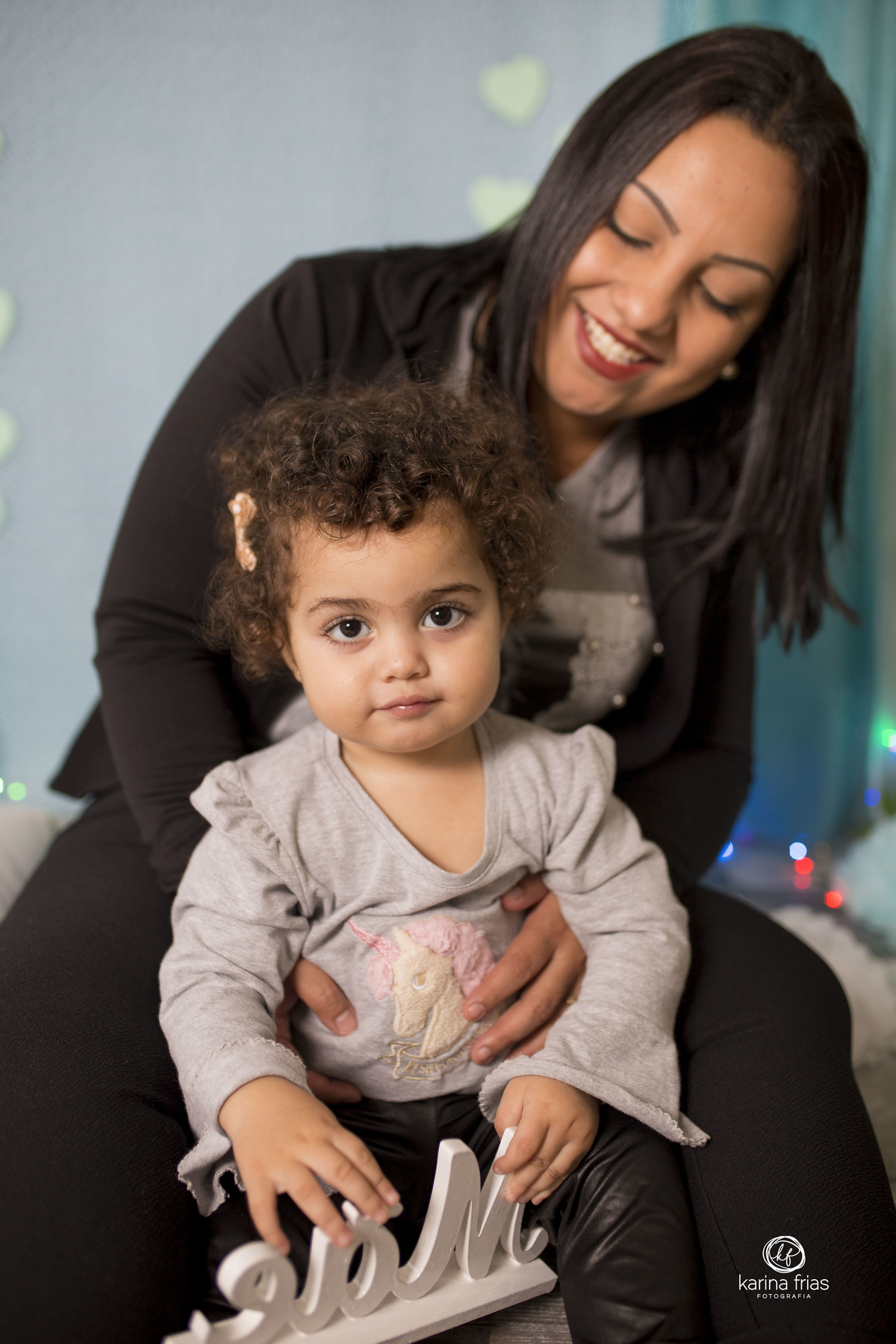 a mae brinca com a filha na sessão do estudio