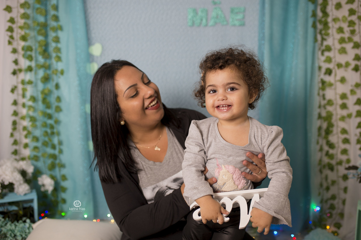 a menina sorri durante o ensaio de dia das maes