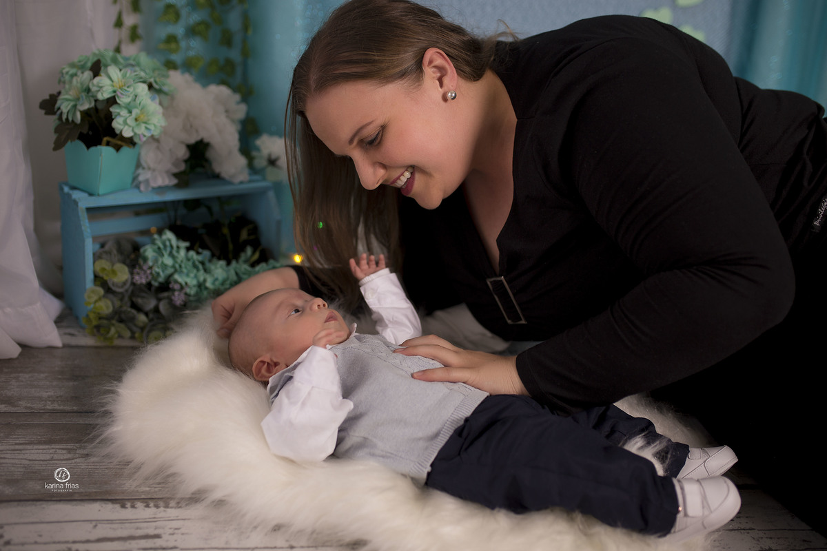 mae e filho se olham na sessão de dia das mães