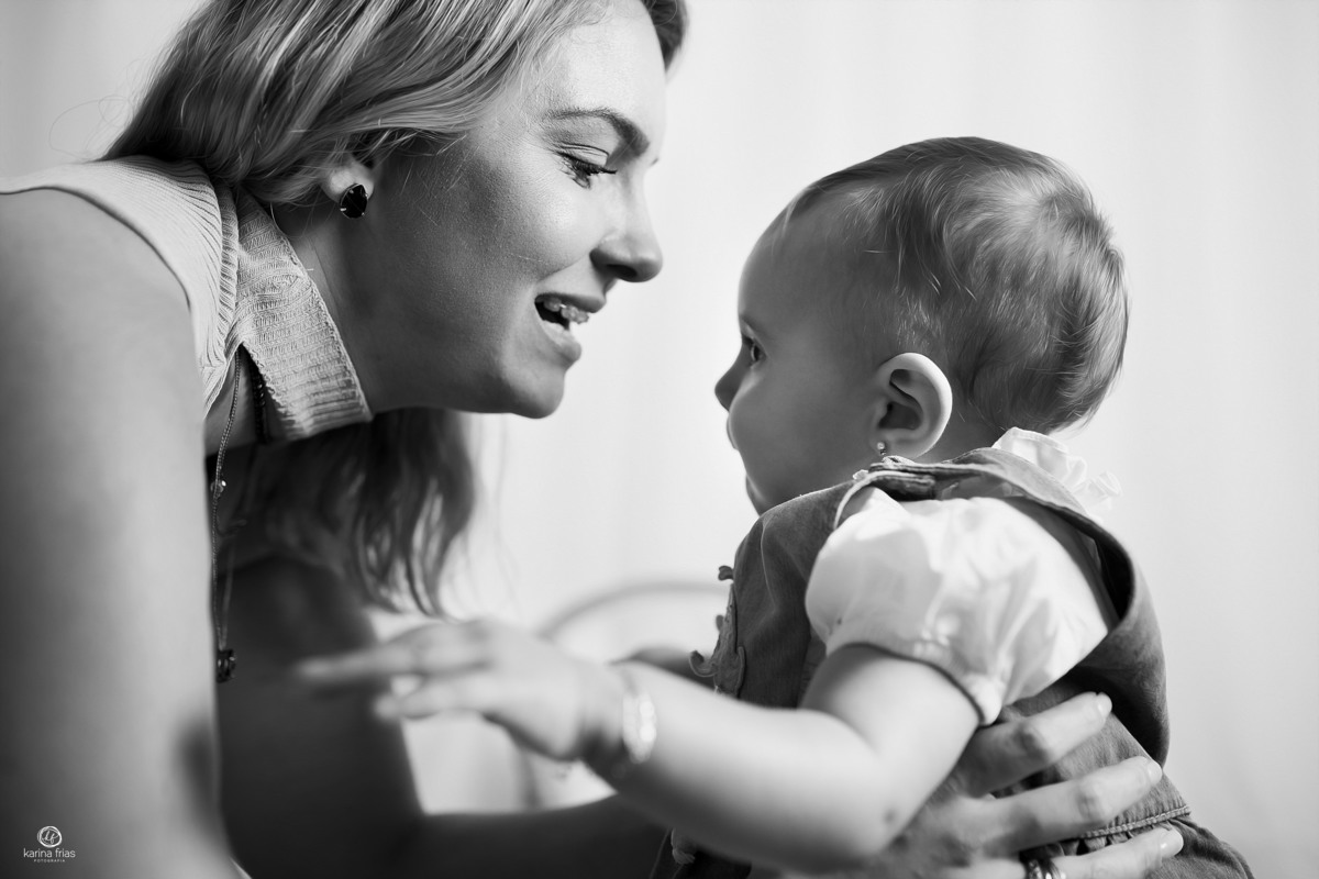 a mae olha a criança durante sessão de dia das maes