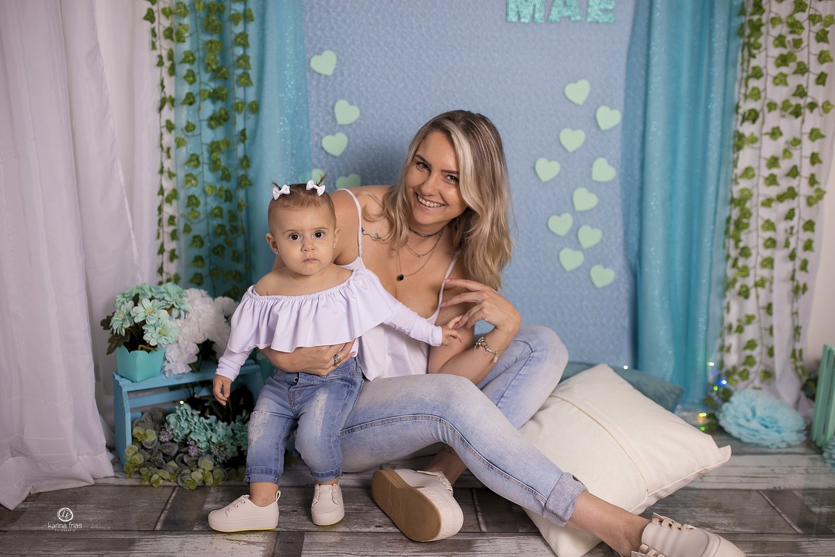 no cenario de dia das maes as clientes posam