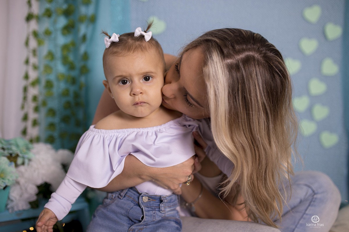 a mae beija a filha durante a sessao