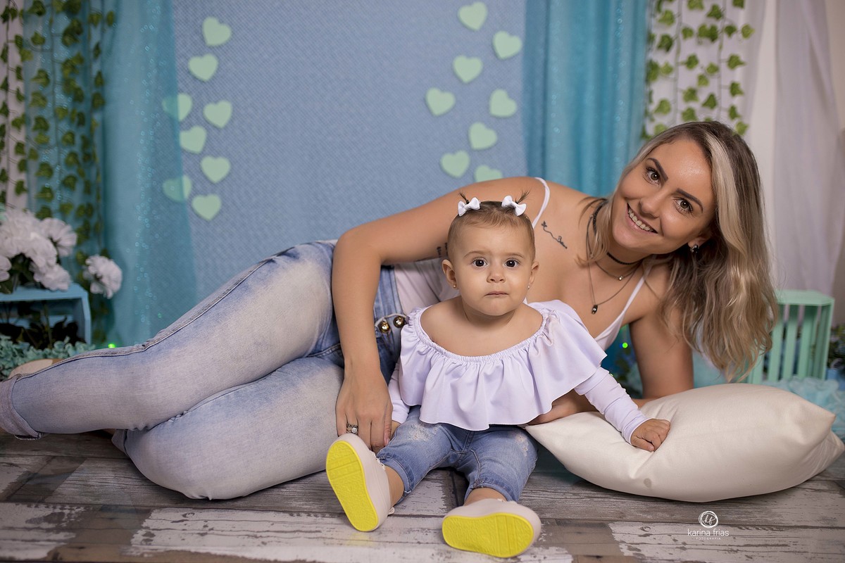 no ensaio de dia das maes, as meninas posam para a fotografa de familia de caxias do sul