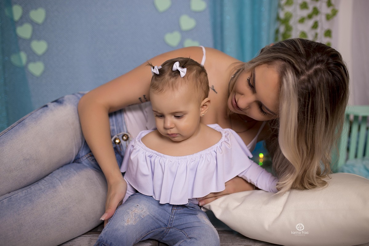 a mae olha para a filha na sessão de dia das maes