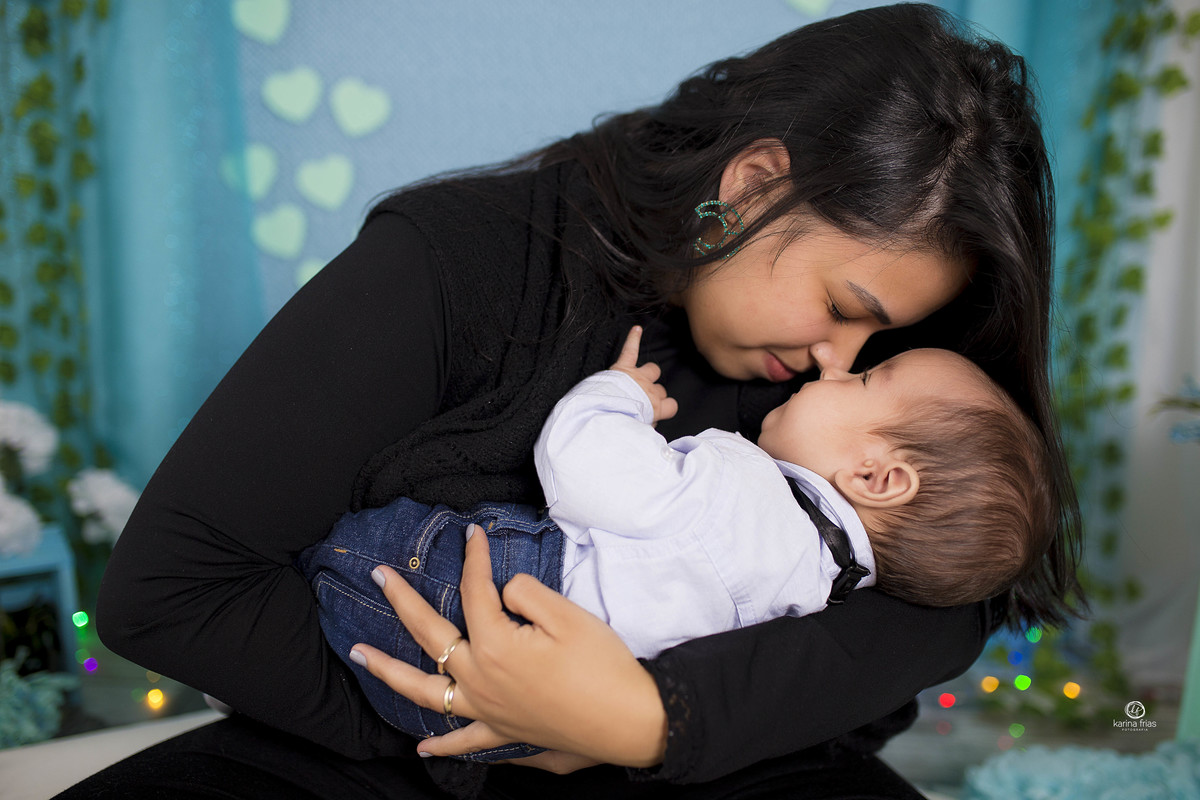 mae e filho se acariciam durante sessão de dia das maes