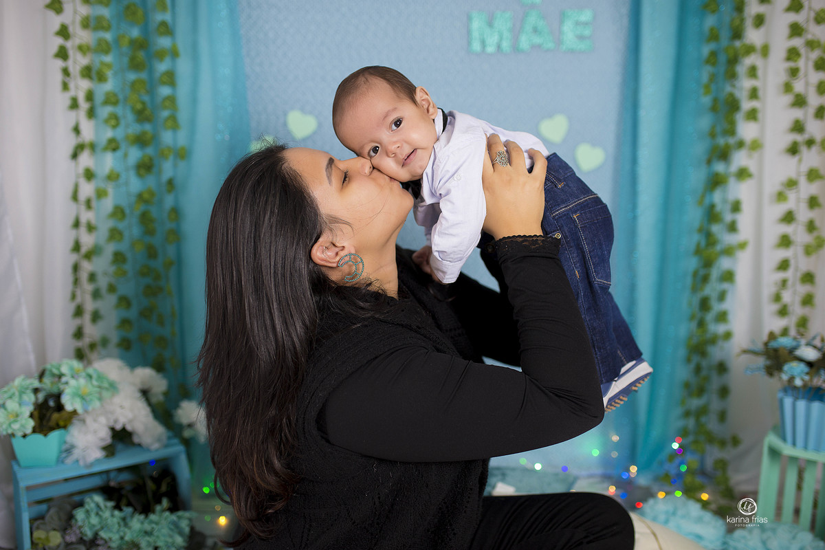 na sessão de dia das maes a mae beija o filho