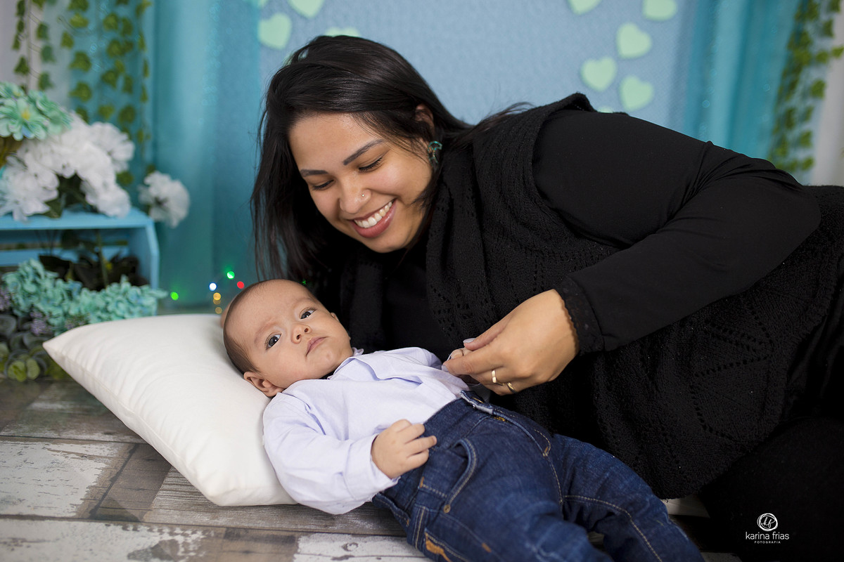 a mae olha para o filho durante sessao em estudio