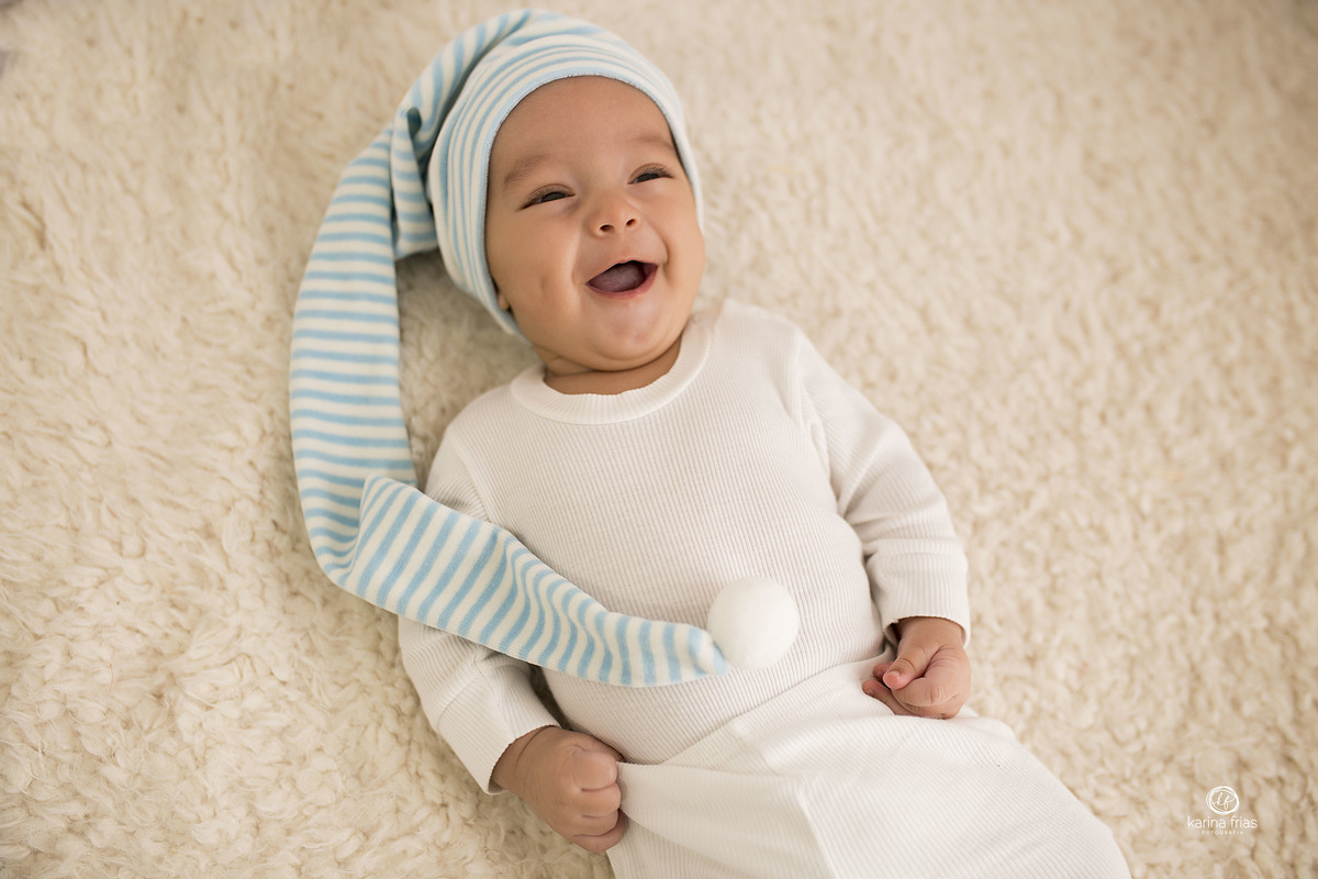 o bebe sorri para a fotografa de familia de caxias do sul