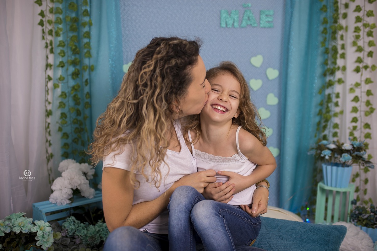 a mae brinca com a filha na sessão de estudio