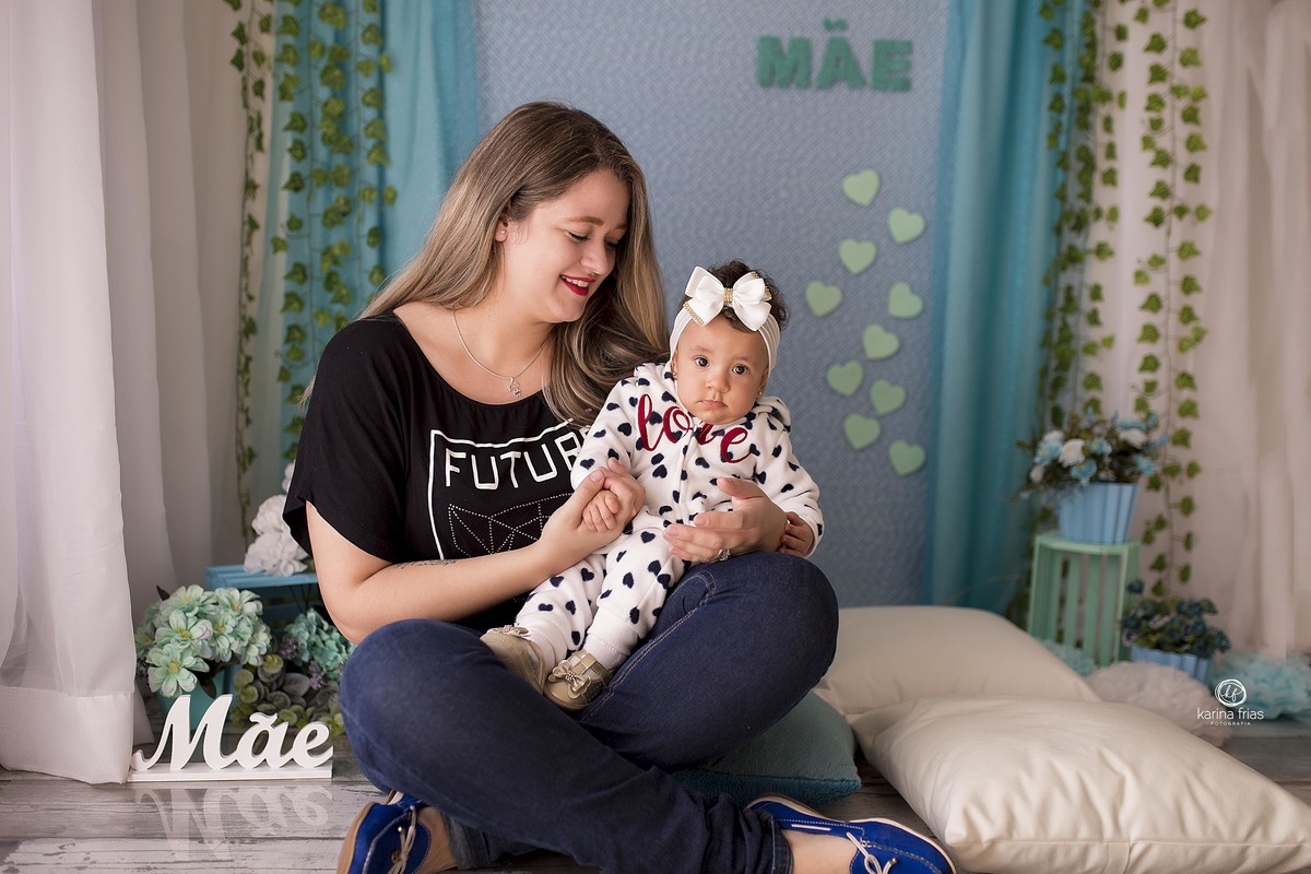 a mae aproveitou o cenario de dia das maes para fotografar coma  filha