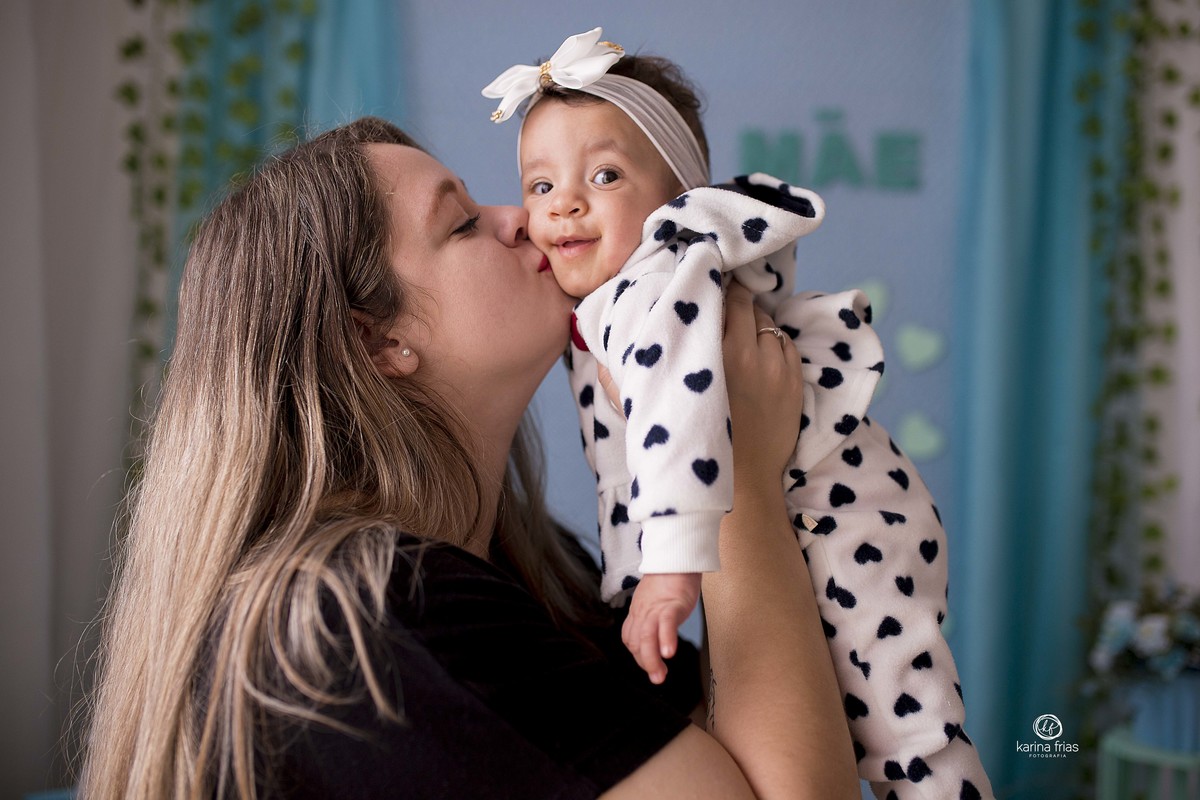 no ensaio de dia das maes a mae beija a bebe