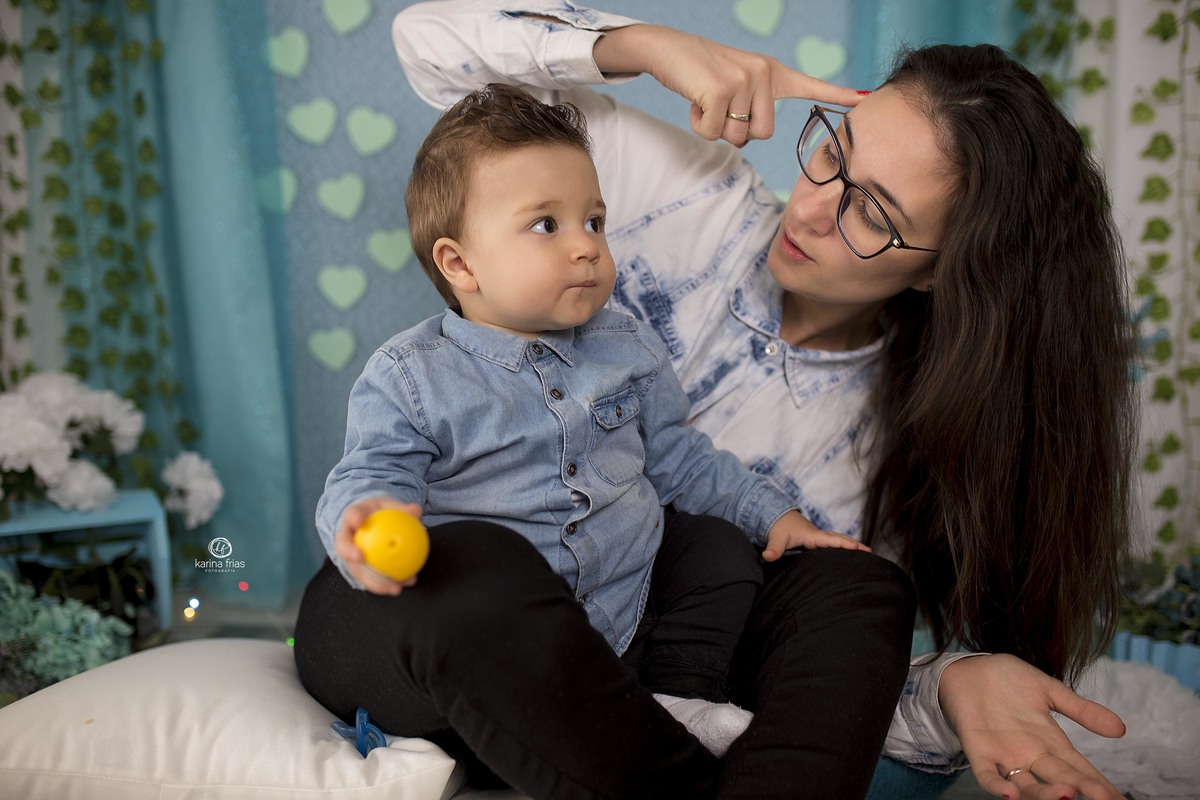 a mae brinca com a criança na sessão em estudio