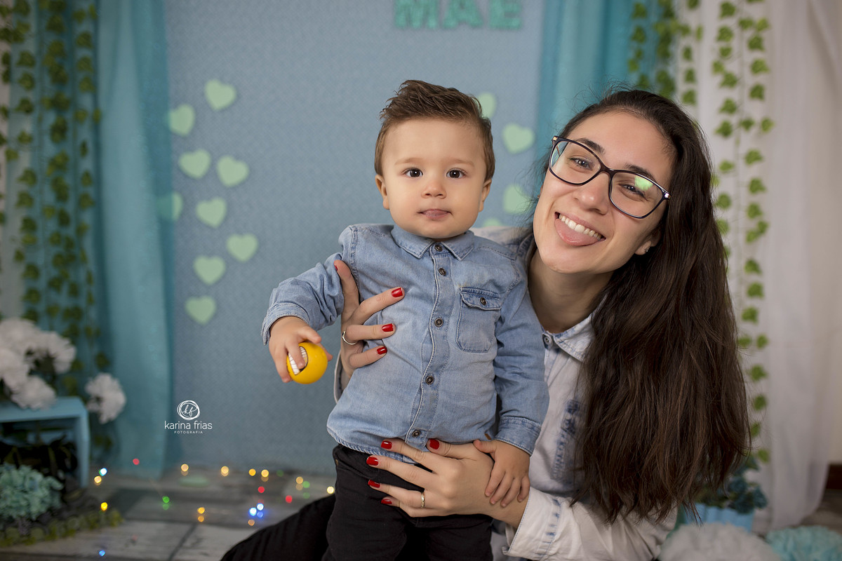 no ensaio de dia das maes os modelos mostram a lingua