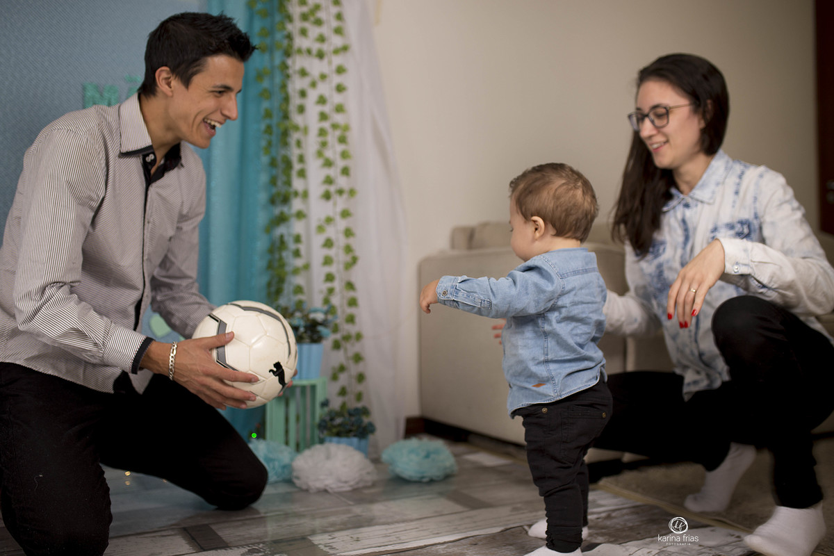 os clientes brincam com a criança durante a sessão