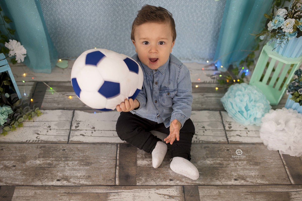 o menino brinca com a bola no ensaio de estudio em caxias do sul - rs