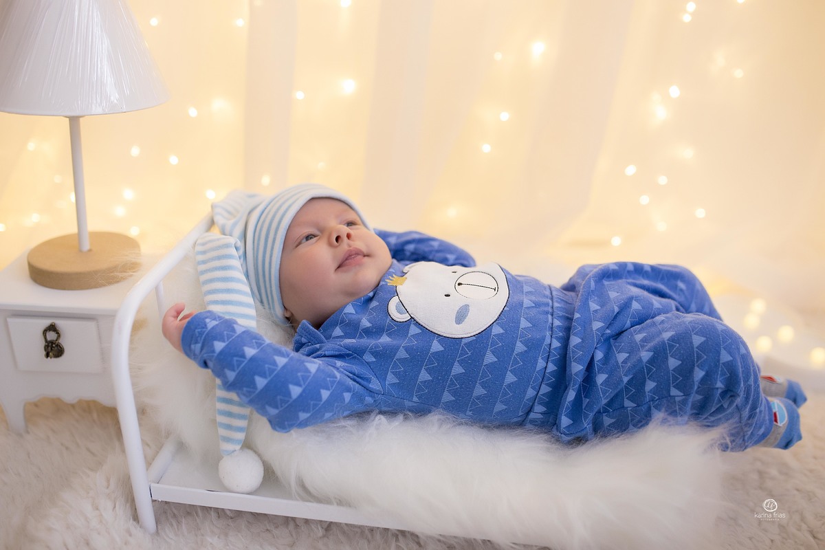 o bebe esta deitado para as fotos dos seus dois meses