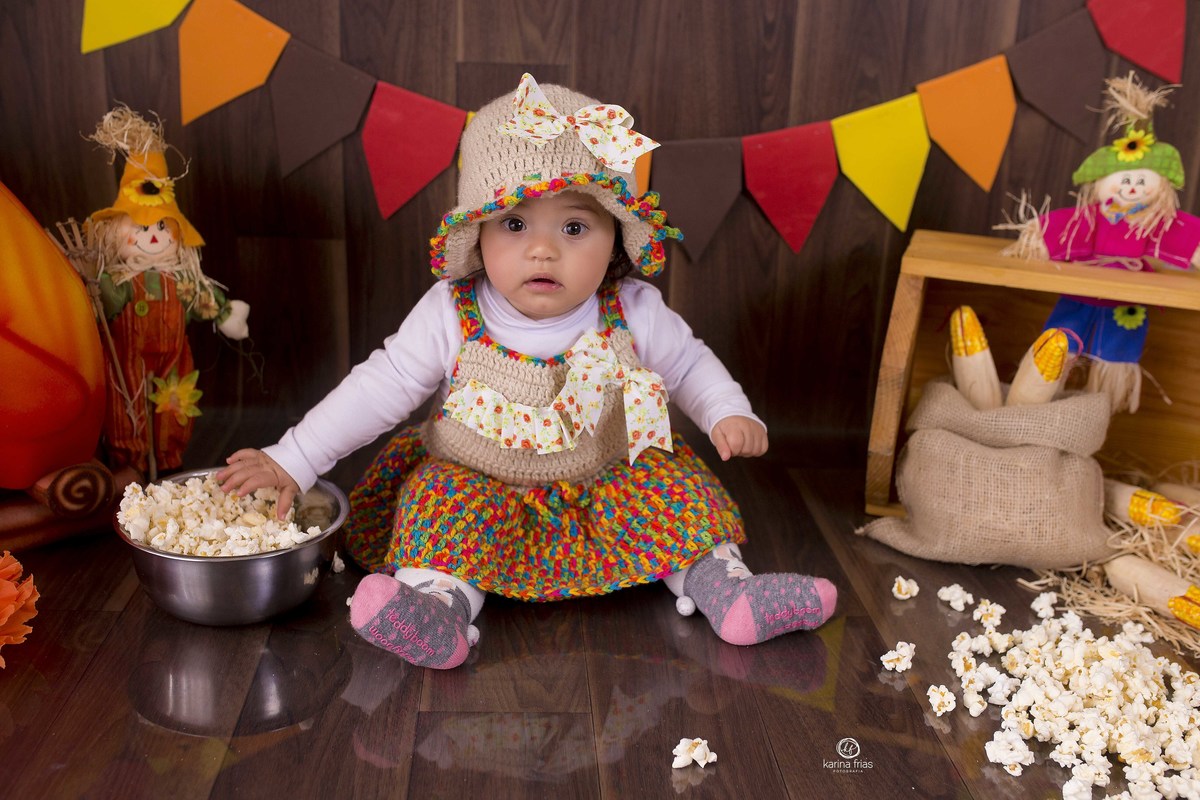 na sessão de fotos junina a criança olha para a camera