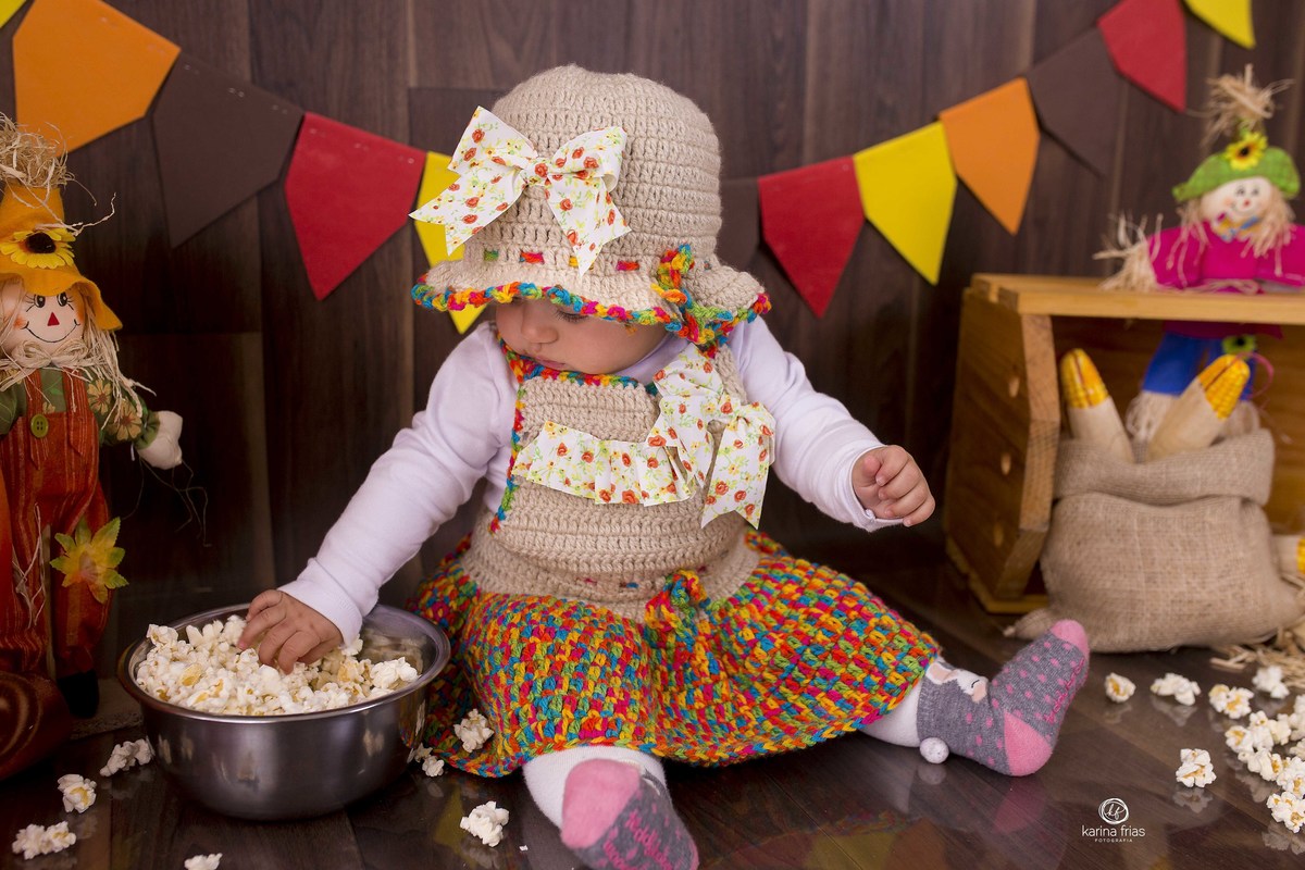 a criança se distrai com as pipocas