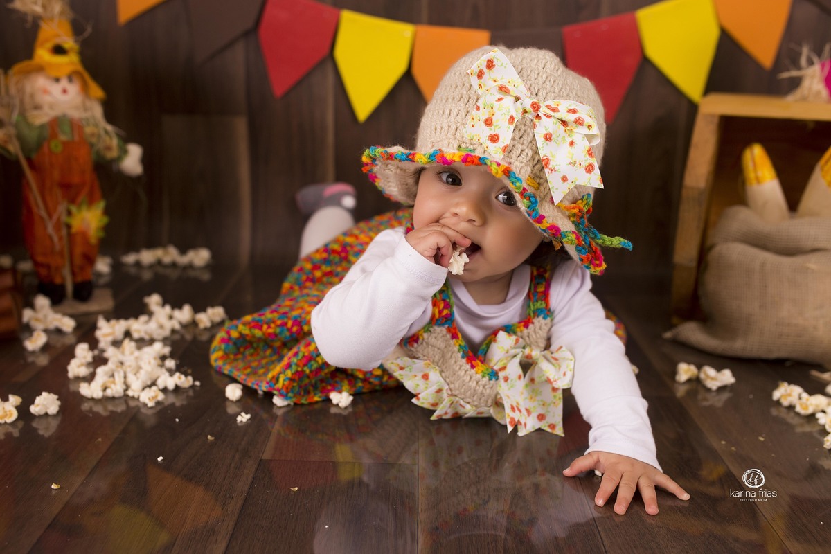 a bebe esta de bruços no ensaio de festa junina