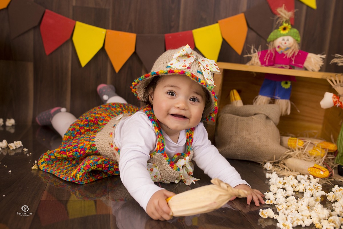 a criança sorri para a fotografa de caxias do sul, karina frias