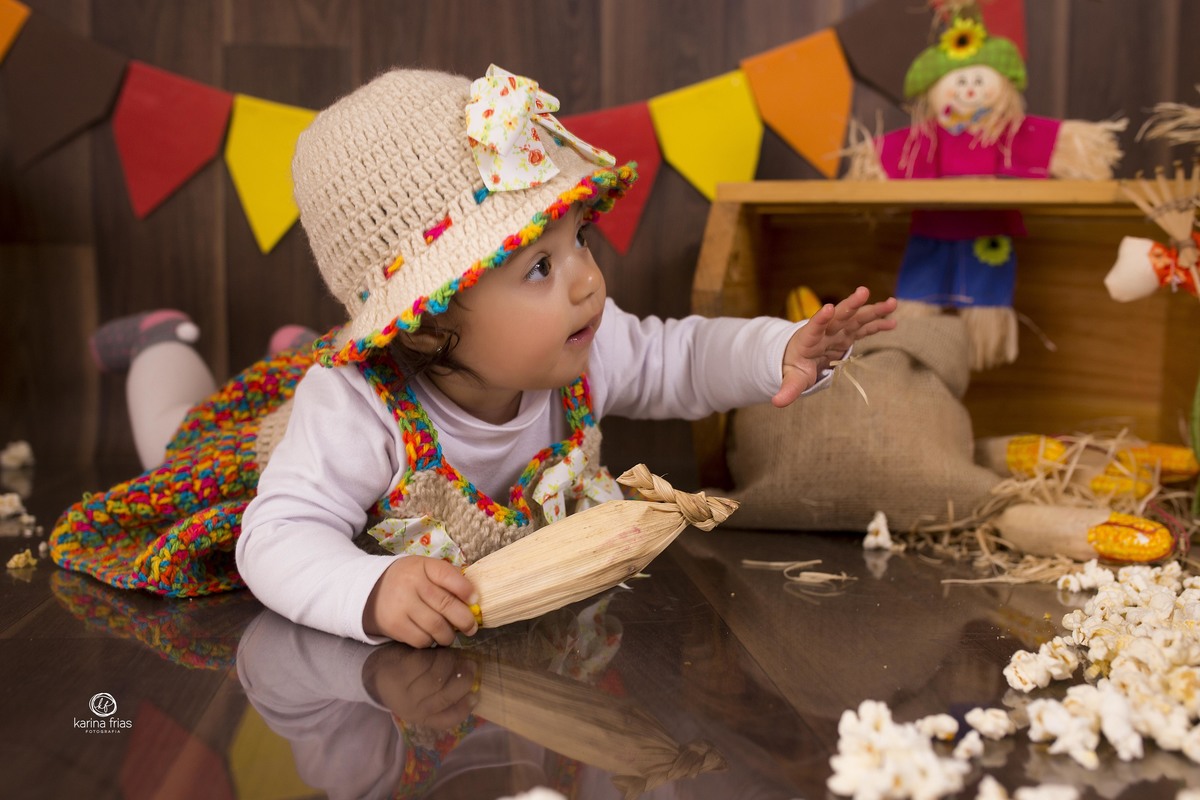 a bebe se distrai com os milhos 