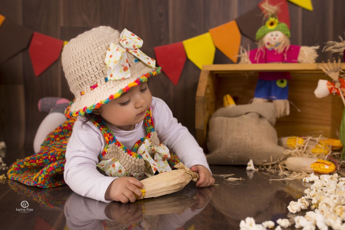 a bebe esta deitada no cenario de festa junina