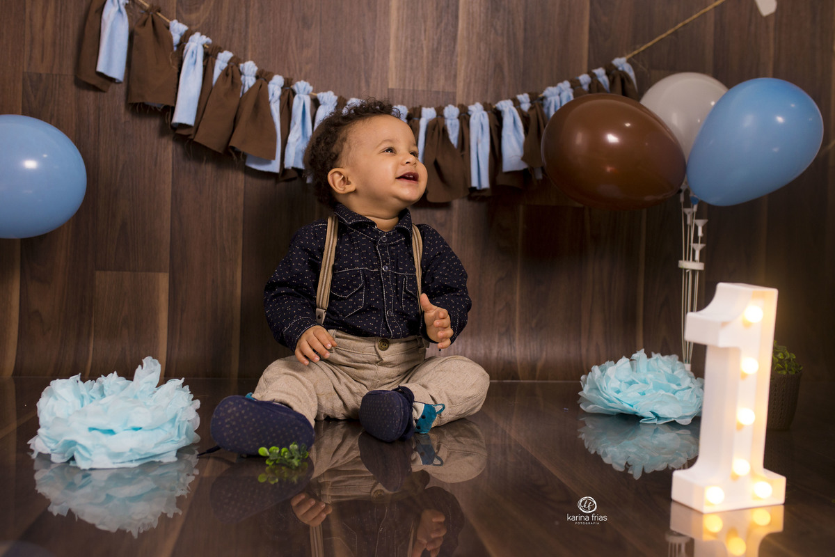 a criança sorri na sessão smash em caxias do sul - rs