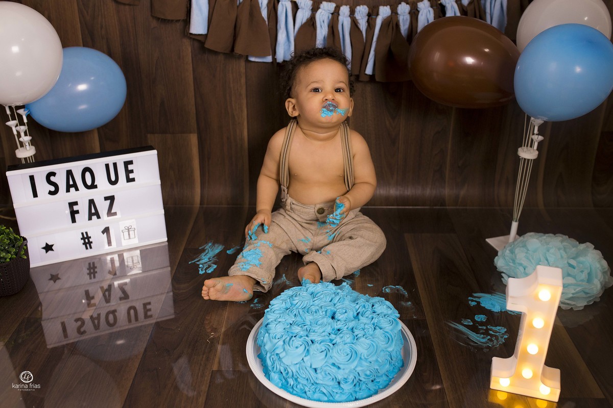 o bebe se suja na sessão de fotos do smash the cake