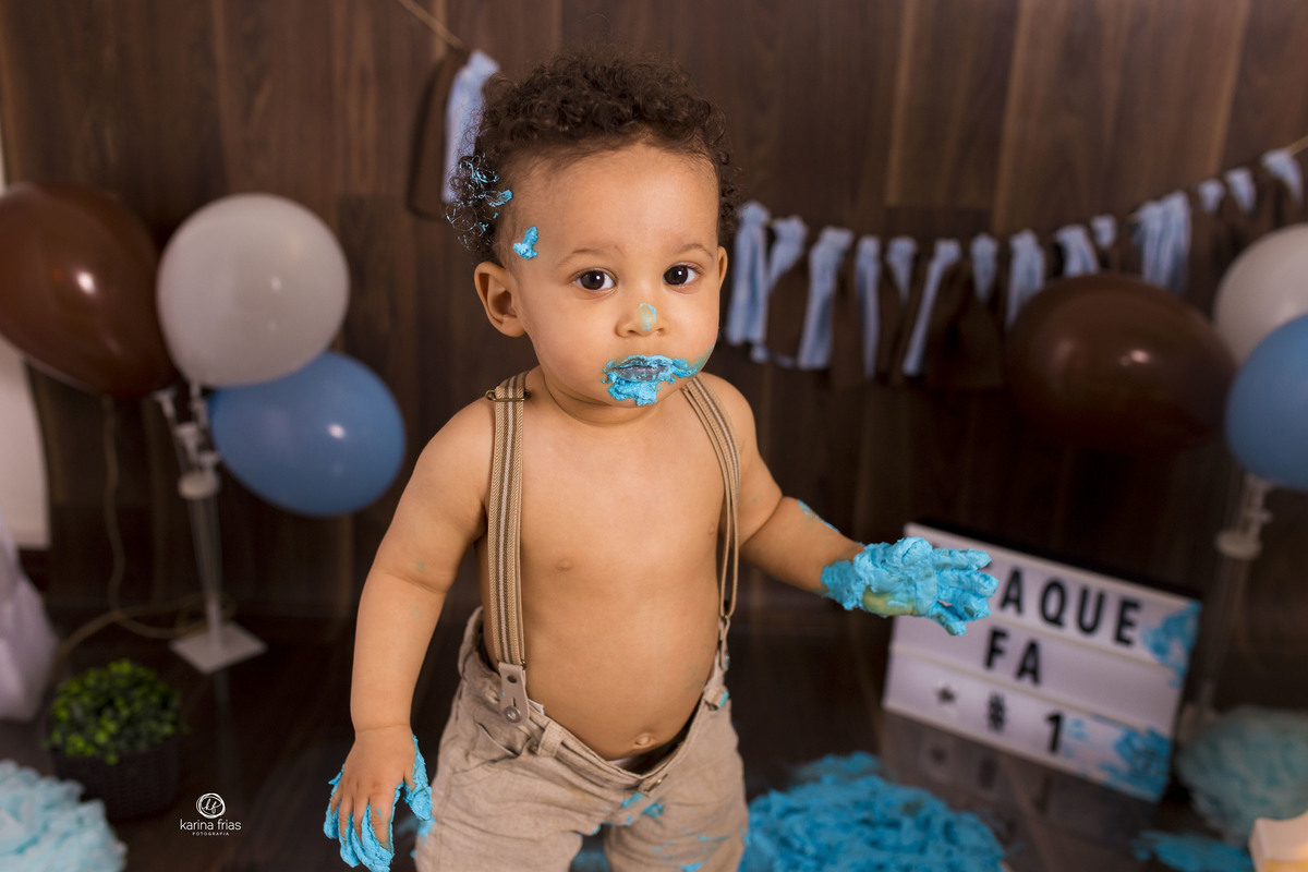 o bebe olha para a fotografa de familia de caxias do sul, karina frias
