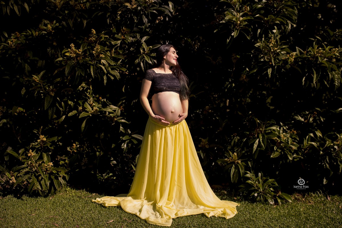 a gestante posa para a fotografa de familia de caxias do sul, karina frias