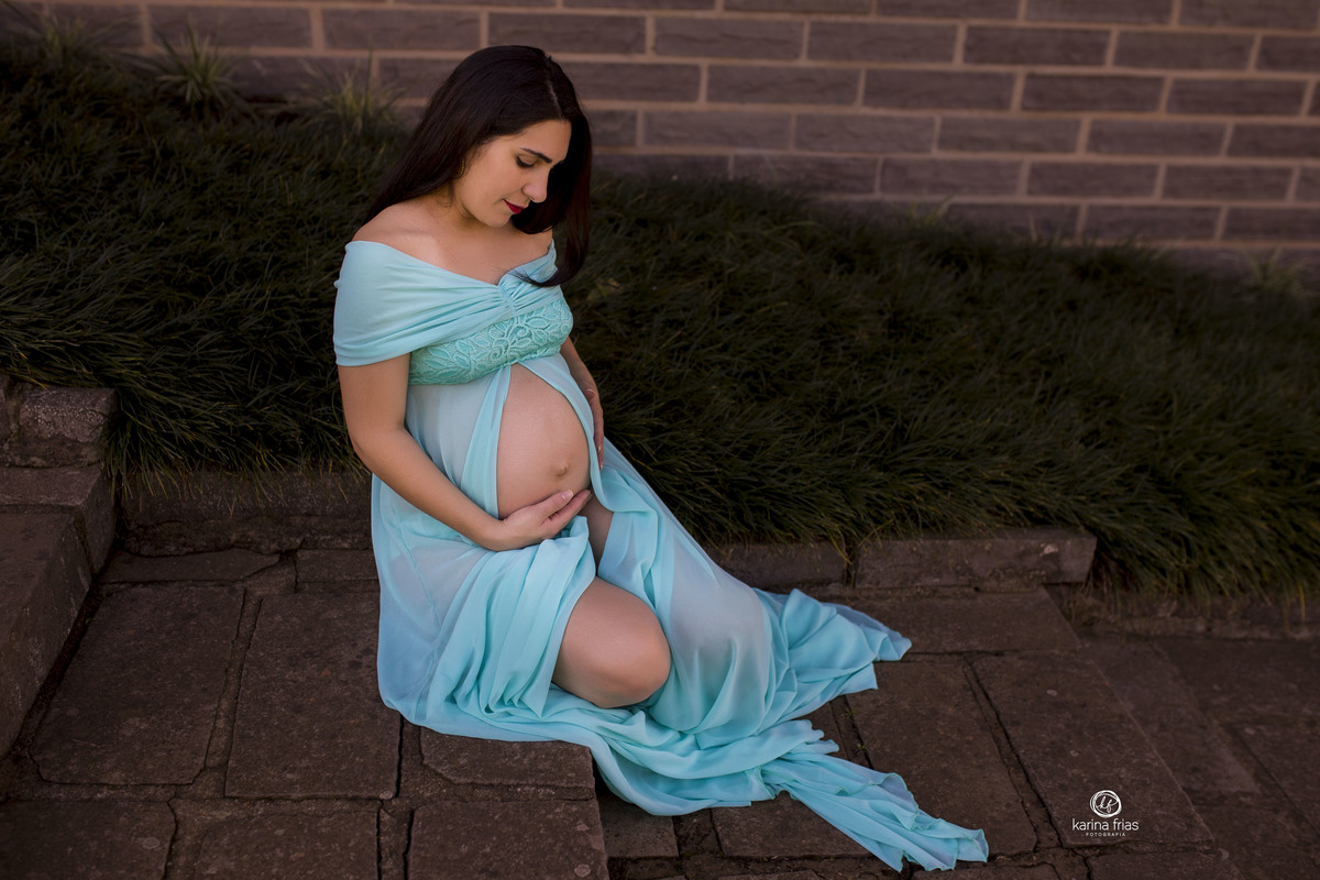 a gestante esta sentada no ensaio externo