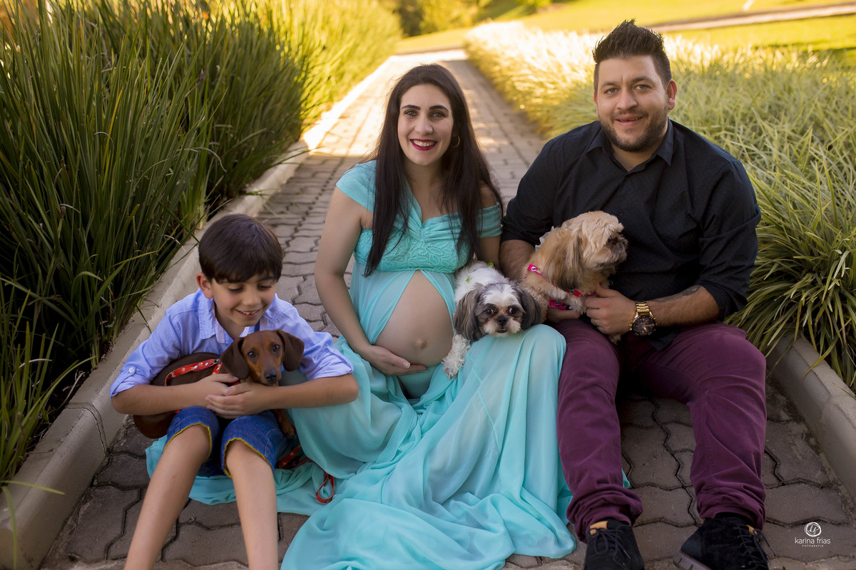 a familia toda participa do ensaio de gestante