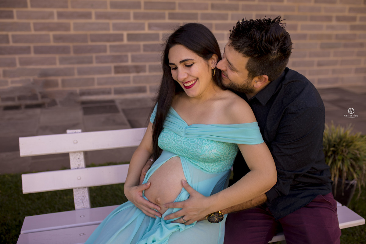 o pai cochicha no ouvido da gestante nas fotos externas