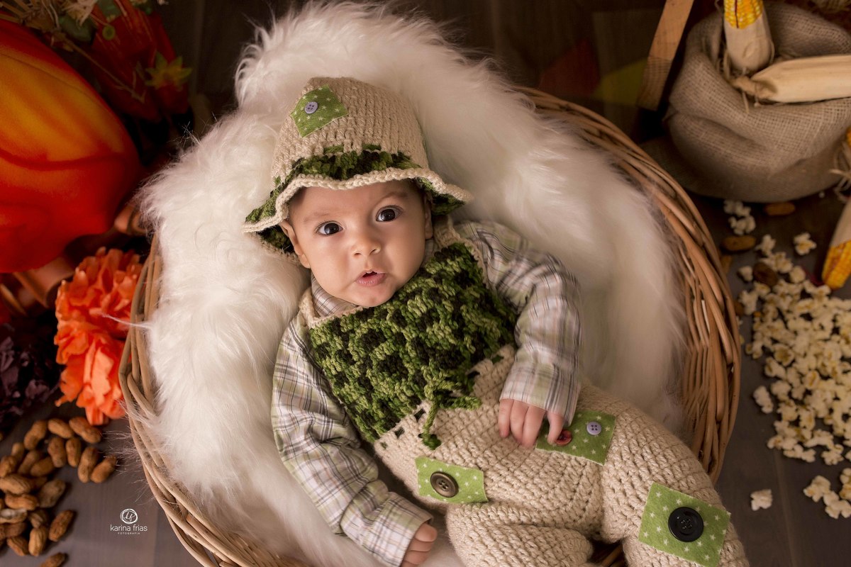 o bebe esta olhando para a fotografa de familia de caxias do sul-rs, karina frias