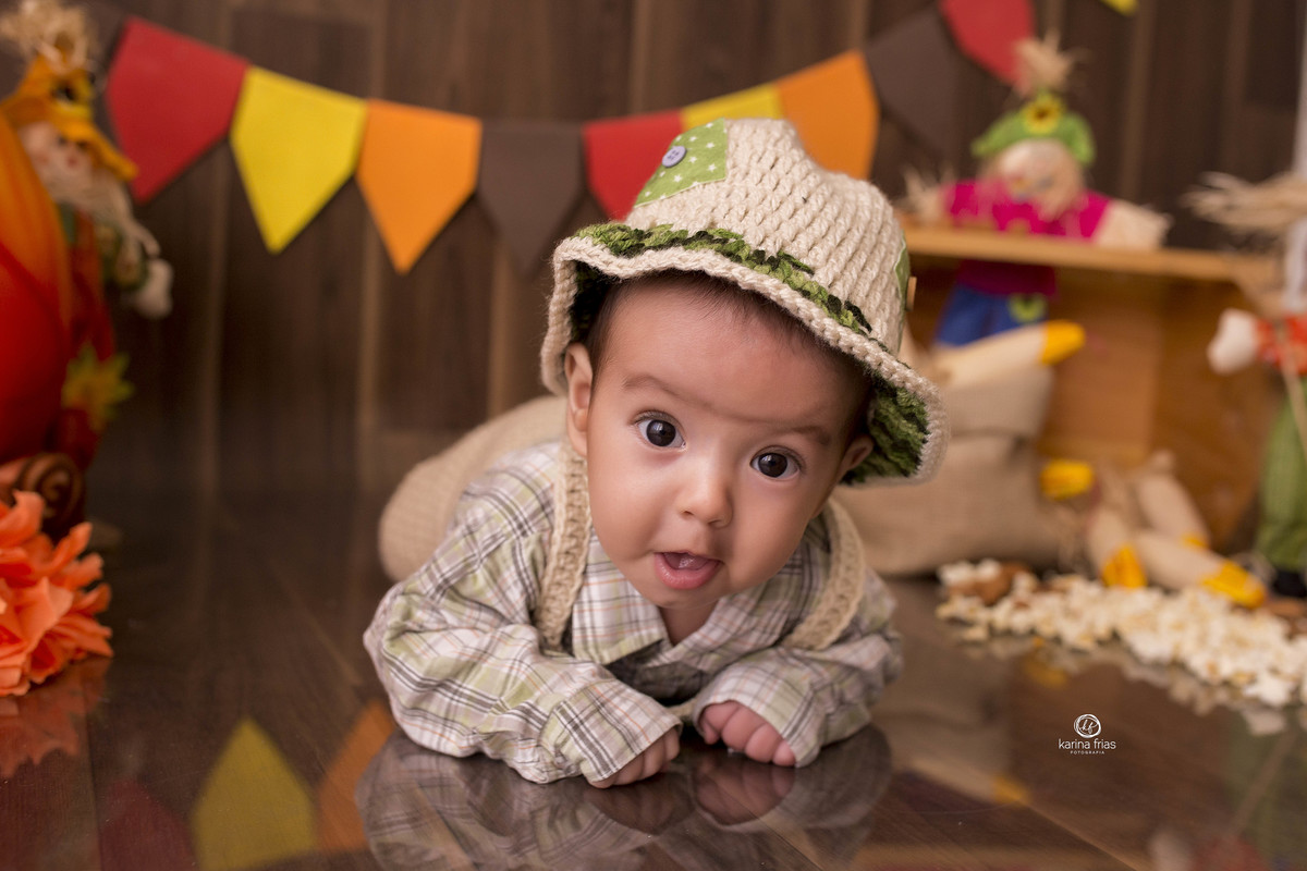 o bebe esta deitado para as fotos de festa junina