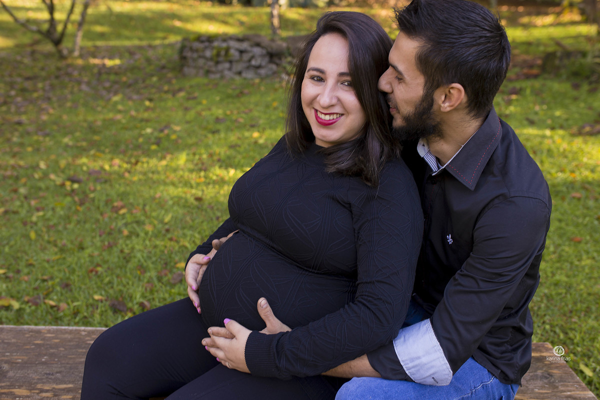 os pais sorriem durante ensaio de gestante externo