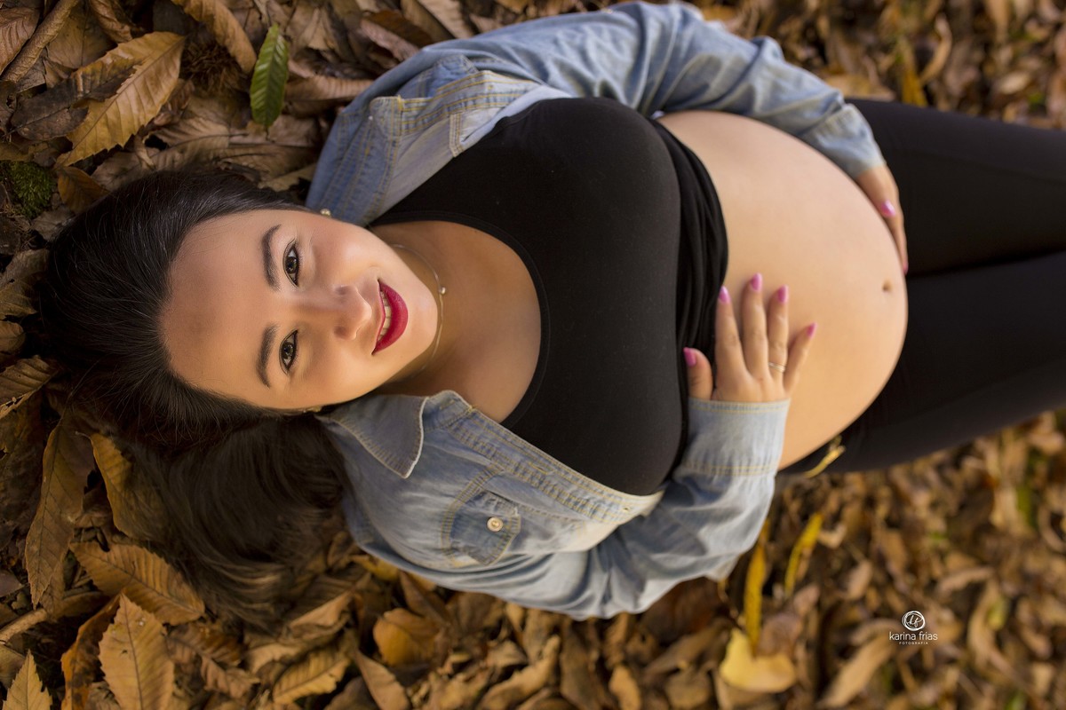 a gestante esta deitada olhando para a fotografa de familia de caxias do sul, karina frias
