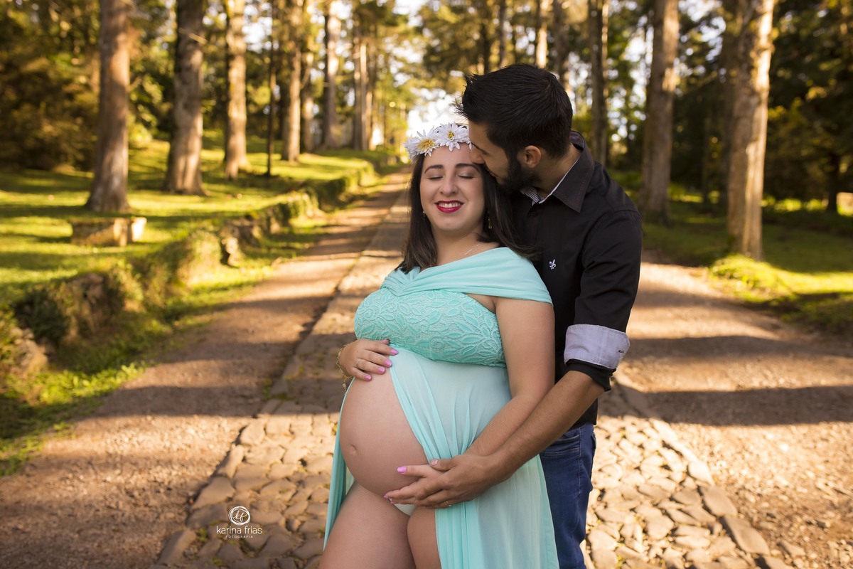 no ensaio de gestante o pai abraça a mae