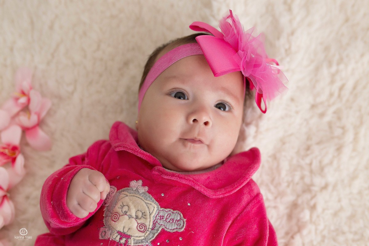 a bebe olha para a fotografa de familia de caxias do sul, karina frias