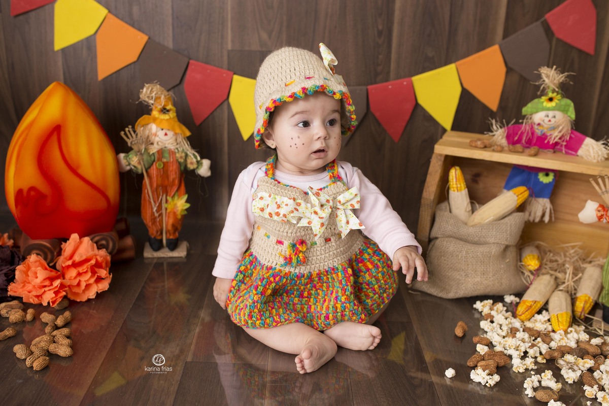 no cenario junino a bebe esta sentada