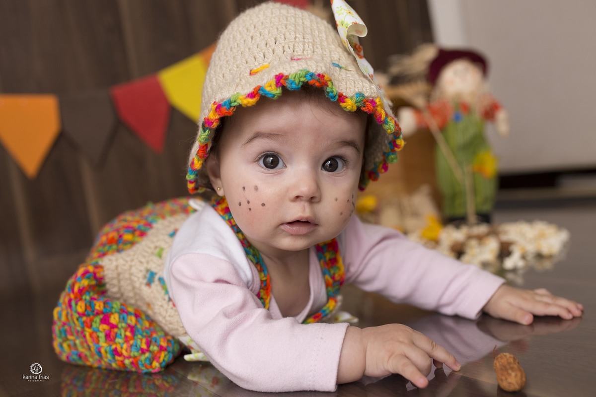 a bebe esta vestida de caipira no ensaio junino