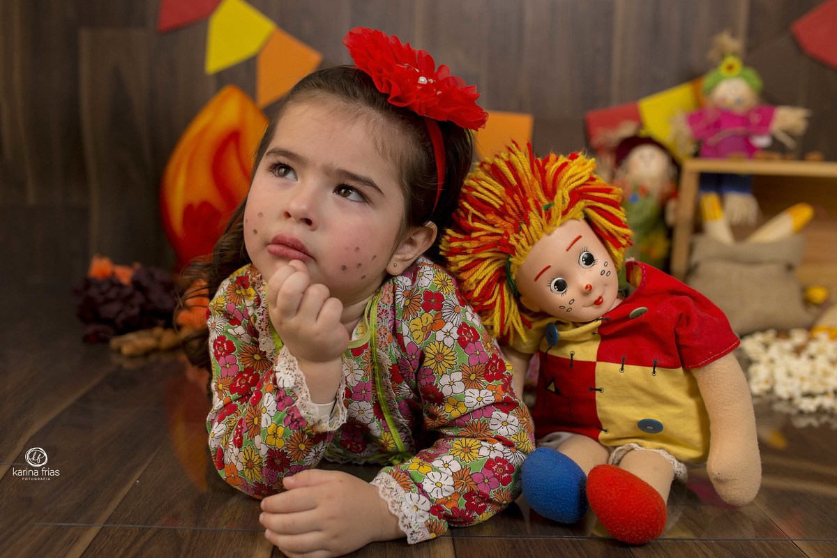 na sessão junina a menina fica pensativa