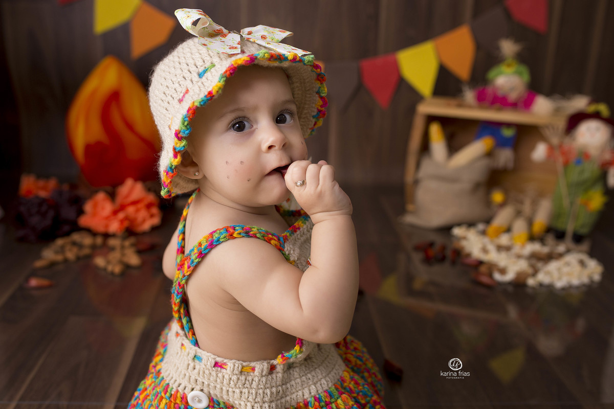 a bebe olha para a fotografa de familia de caxias do sul, karina frias