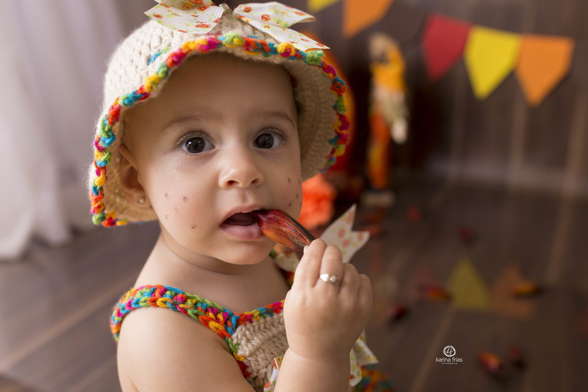 no ensaio em estudio a bebe esta comendo pinhao