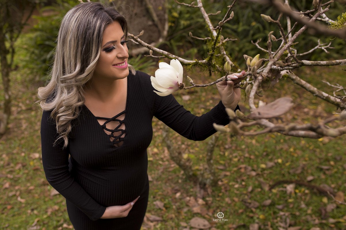 a gestante cheira a flor durante ensaio externo
