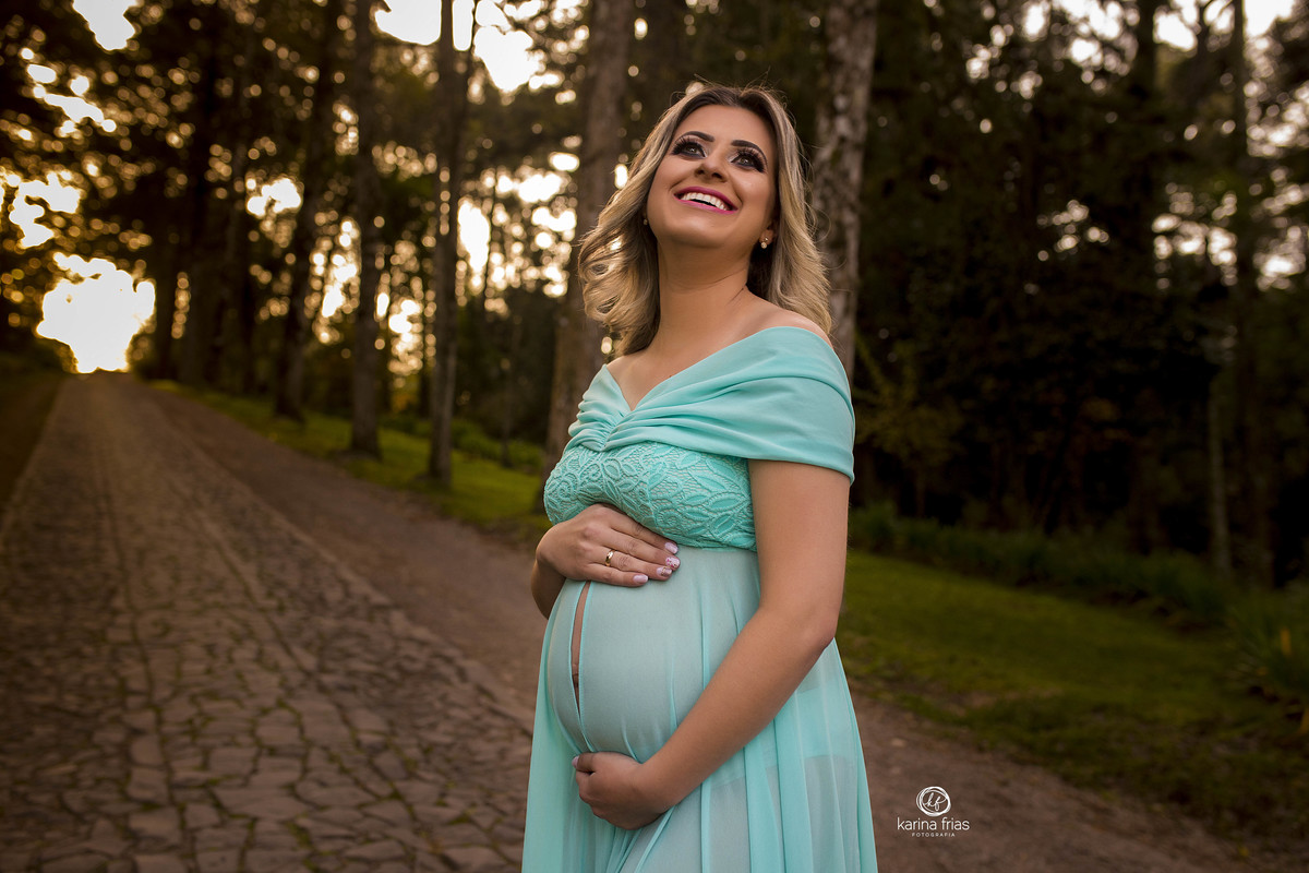 a modelo sorri para a fotografa de gestante de caxias do sul, karina frias